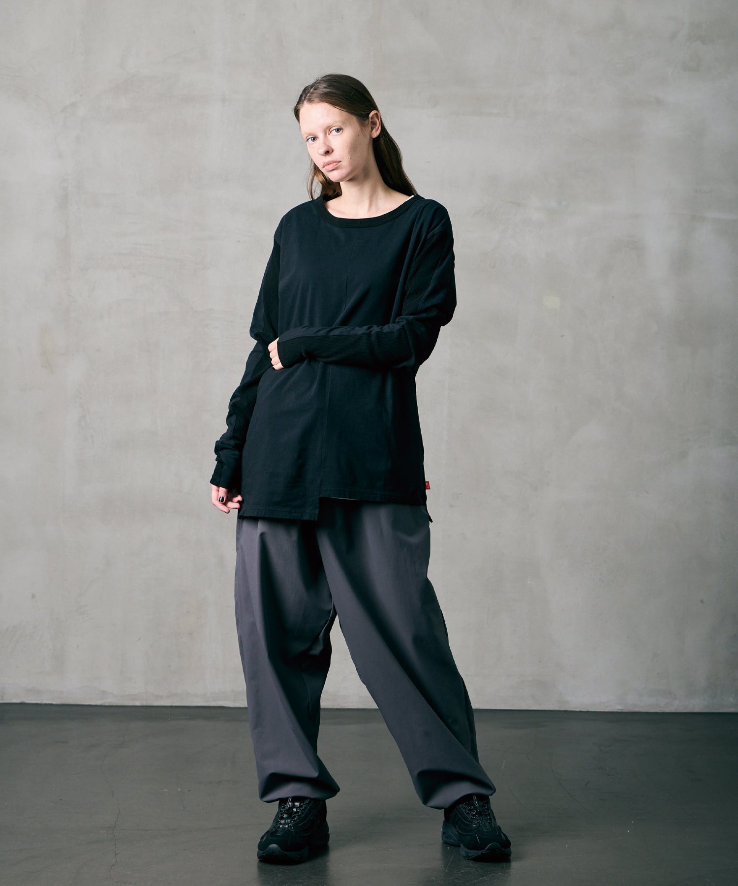 ASYMETRY SLEEVE FLYSE TOP