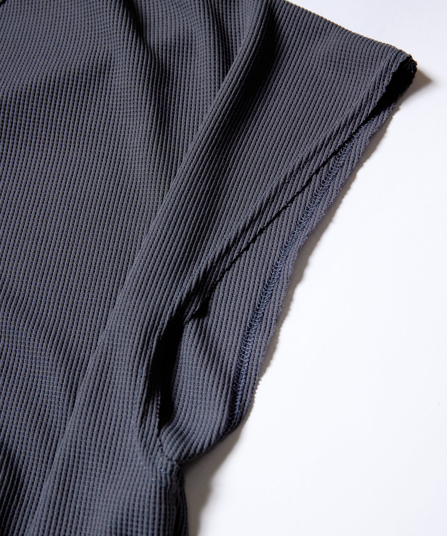 THERMAL SLEEVELESS MOTION TOP